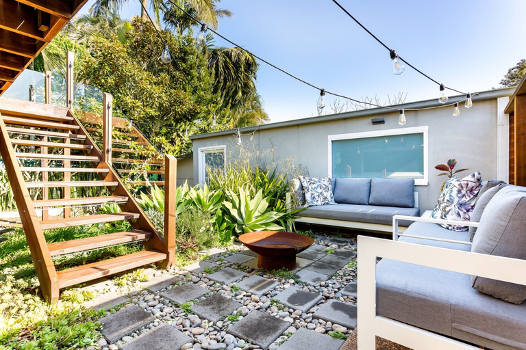 Balcony 5, Idyllic 4-bed Home With Alfresco Area Near Beach, Sydney
