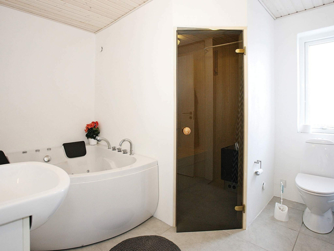 Bathroom 3, 5 Star Holiday Home in Harboore, Lemvig