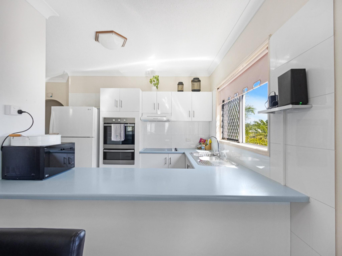 2, Beachside 2-Bed Apartment with Secure Parking, Hervey Bay - Pt A