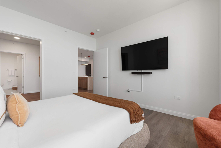 Room 5, Luxe Apts Stunning Lake Views Resort Amenities, Cook