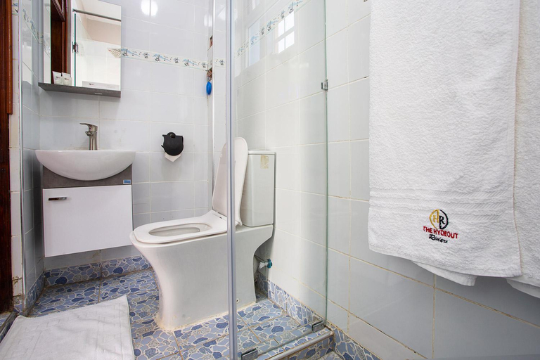 Bathroom, The Hydeout Riviera, Seme