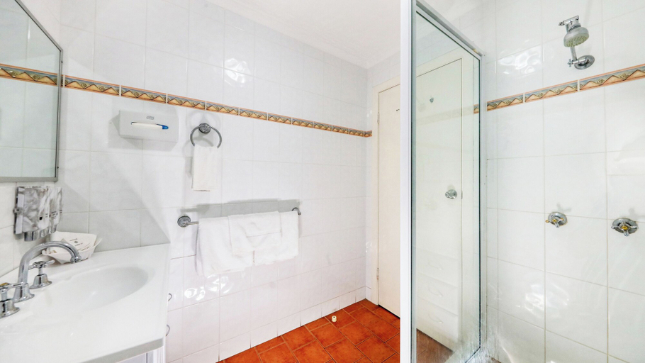 Bathroom 3, Top Of The Town Motel, Inverell - Pt B