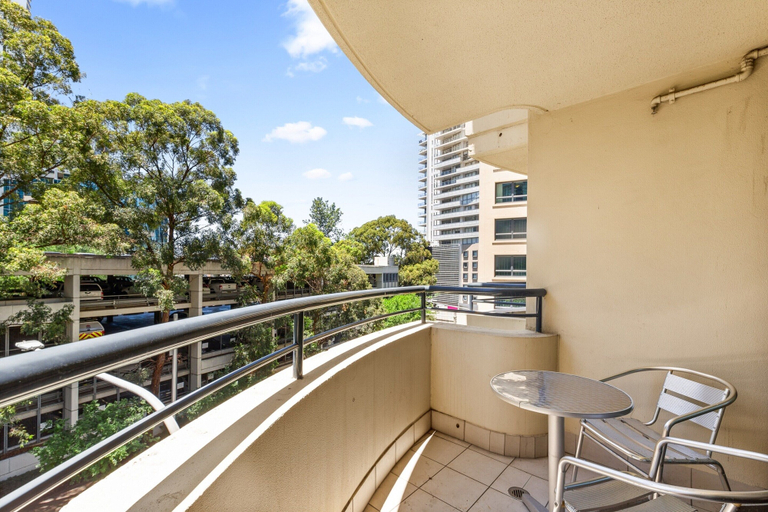 Balcony, Sleek 1-bed by Jubilee Park With Pool, Sydney