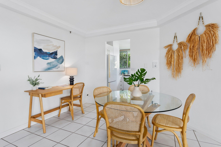 Dining, Beachfront 2-bed With Pool, BBQ, Gold Coast
