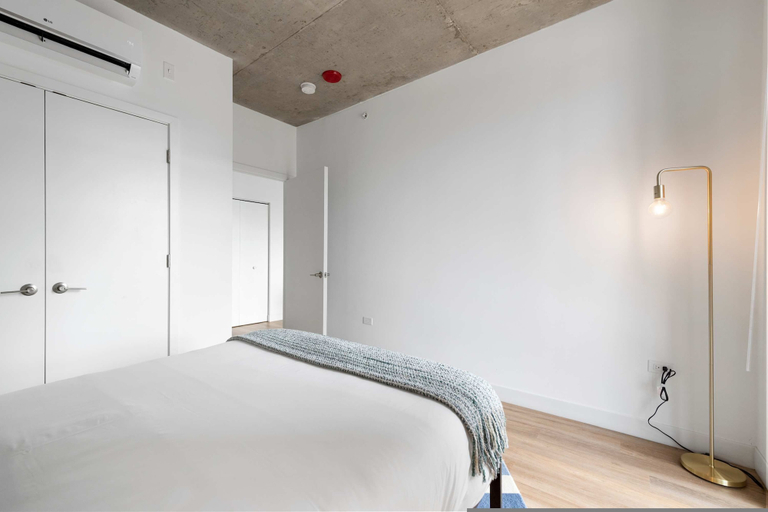 Room 5, Modern 4BR Free Pkg Near Train Dining, Cook