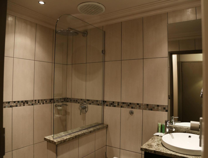 Bathroom 4, Khoroni Hotel, Vhembe