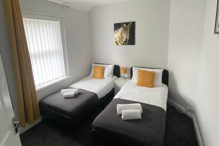 Room 2, House - Sleeps 6 - Pet Friendly - Parking, Newcastle upon Tyne