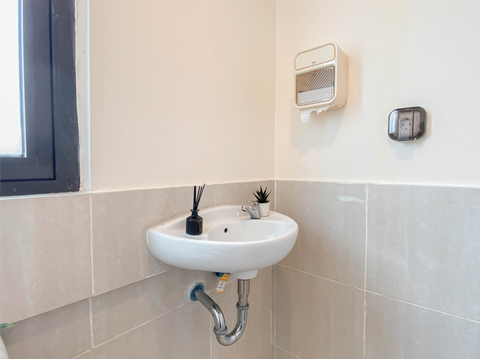 Bathroom 4, Cozy and Trendy 2BR Apartment Meikarta By Travelio, Cikarang