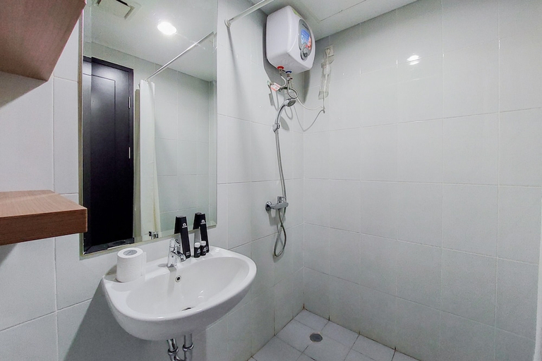 Bathroom 2, Minimalist And Warm Studio Casa De Parco Apartment, Tangerang