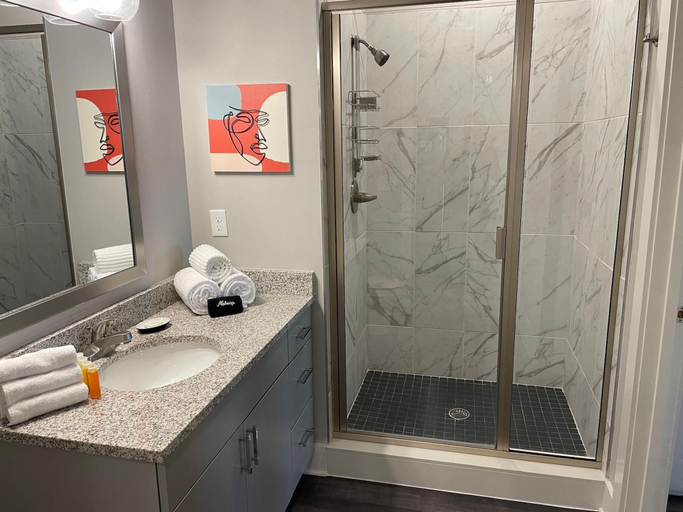 Room 5, Lux King 1BR Near OSU Parking Balcony Gym, Franklin
