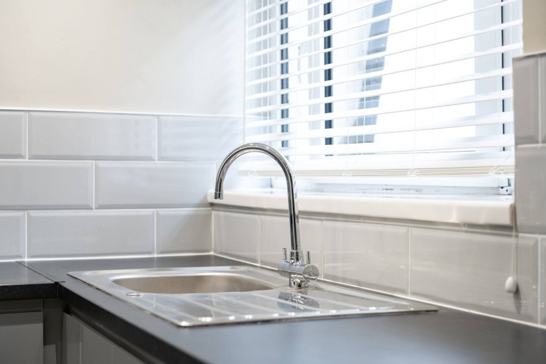 Private kitchen 3, Comfortable 4-bed Home With Free Parking Wales, Rhondda, Cynon, Taff