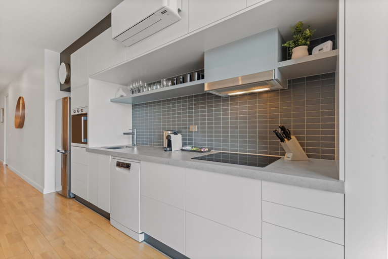Private kitchen 2, Modern 1-bed, City Skyline Views & Close to Shops, Melbourne