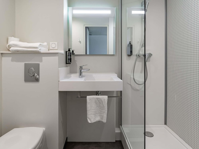 Bathroom 4, ibis budget Pontault Combault Marne la Vallee, Seine-et-Marne