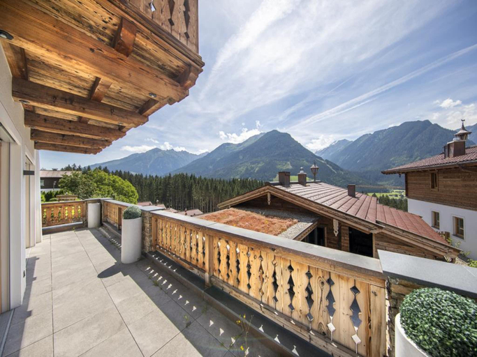 5, Chalet with Sauna and Natural Pool, Zell am See