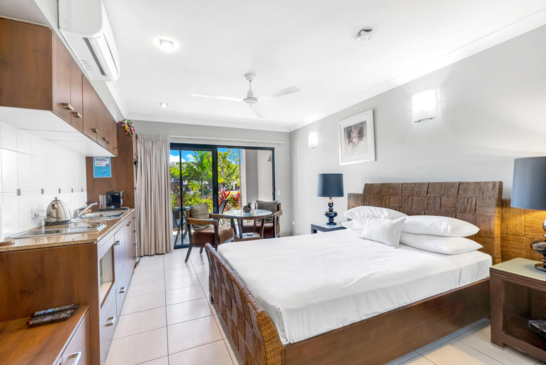 Bedroom 1, Blue Lagoon Resort Lakeside Apartment, Cairns