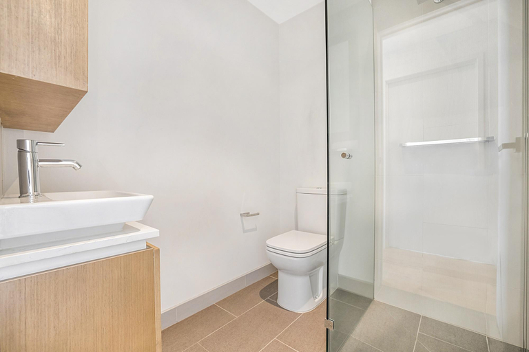 Bathroom 2, Comfy 2-Bed Balcony Unit near Iconic Chapel St, Melbourne