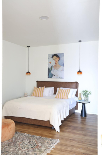 Room 4, Sun Circle