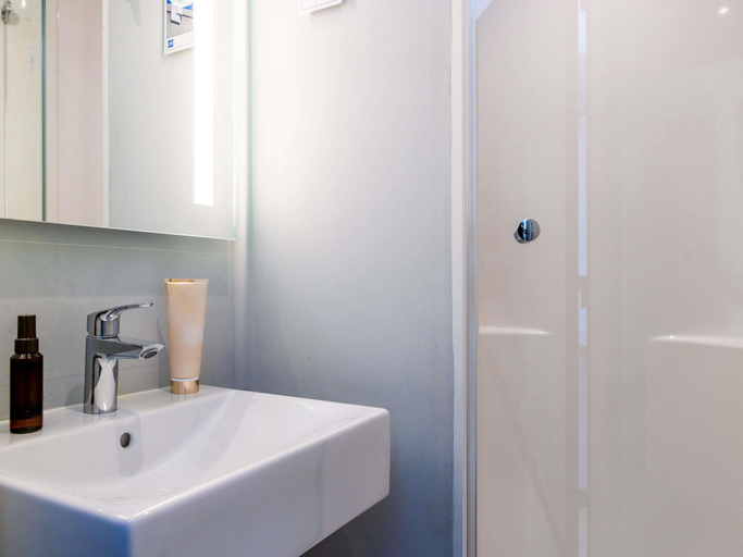 Bathroom 5, ibis budget Chatillon Paris Ouest, Hauts-de-Seine