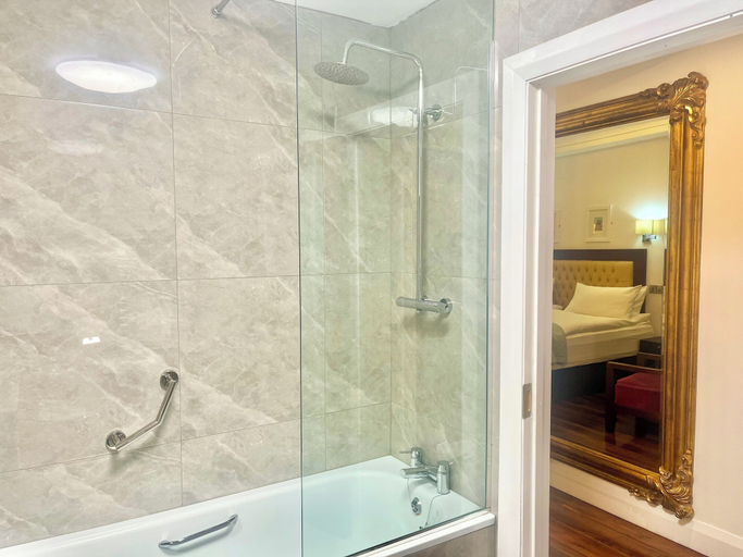 Bathroom 4, Talbot Hotel