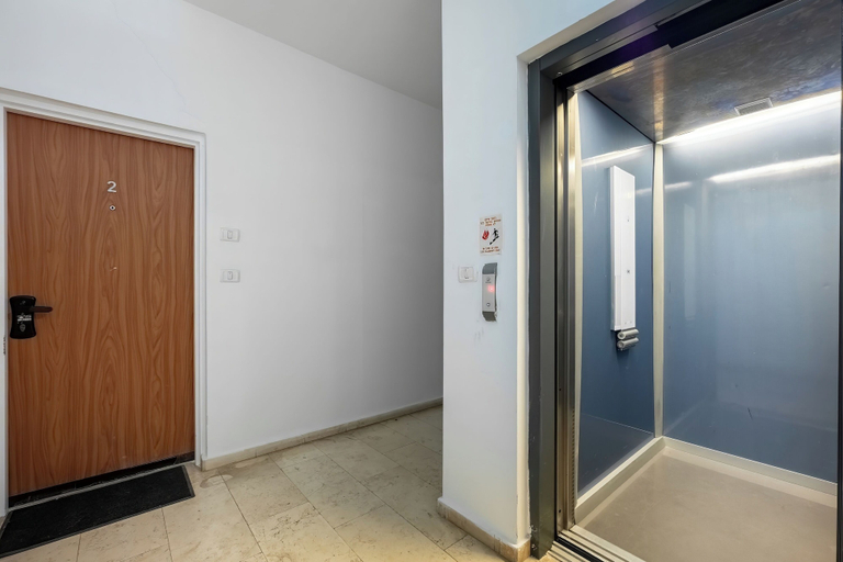 Elevator, Gordon Beach Bright Stay by Sea N' Rent