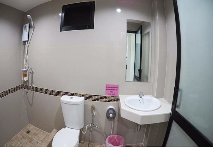 Bathroom 3, B.M.P Resort, Thai Mueang