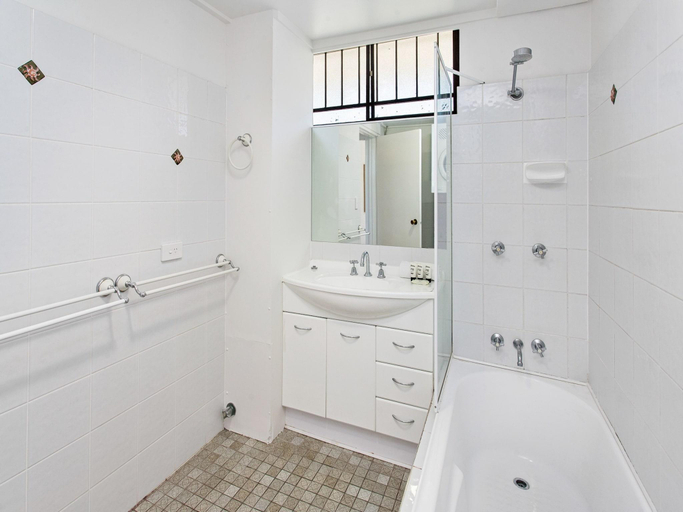 Bathroom, Cosy Unit with Parking near New Farm Park River, New Farm