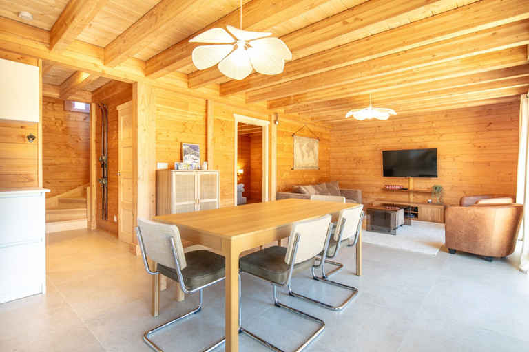 Dining 5, Mountain Chalet in Saint-jean-d'arves, Savoie