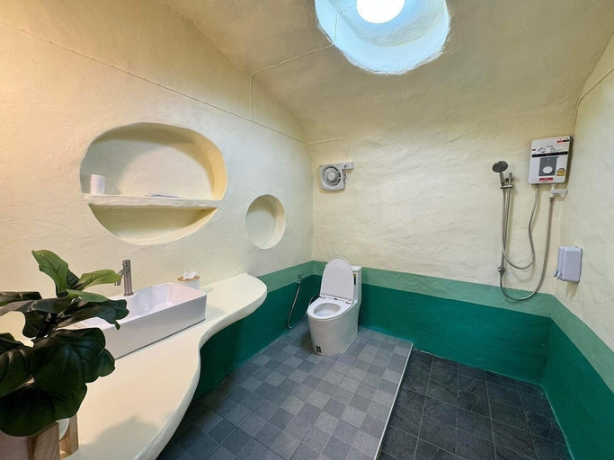 Bathroom 3, Bangmara Hill, Takua Pa