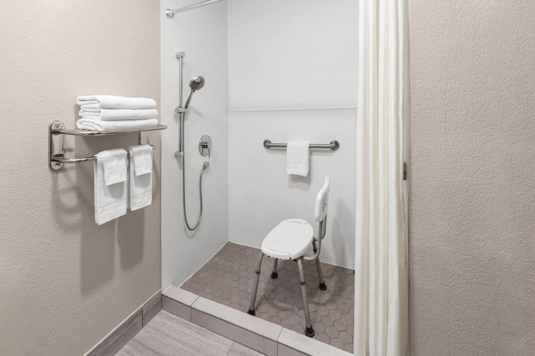 Bathroom 4, Days Inn by Wyndham Eagle River, Vilas