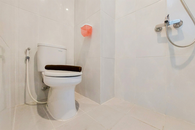 Bathroom 3, Compact And Tidy Studio At Serpong Garden Apartment, Tangerang