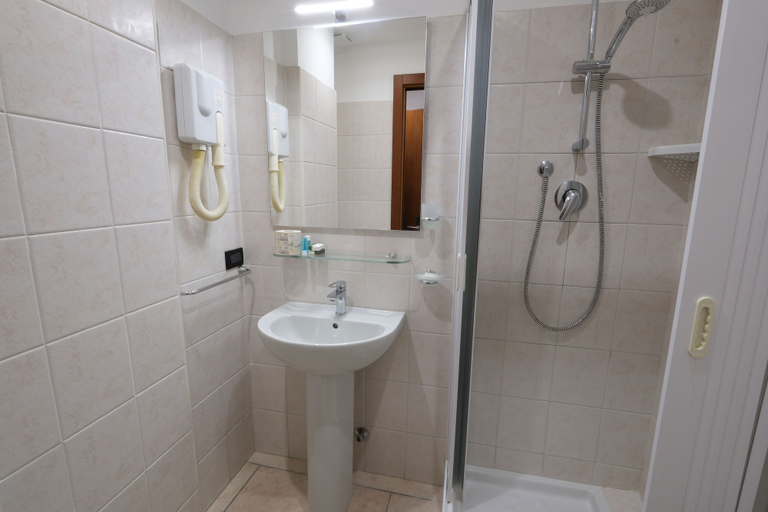 Bathroom 4, Hotel Nuovo Metrò, Milano