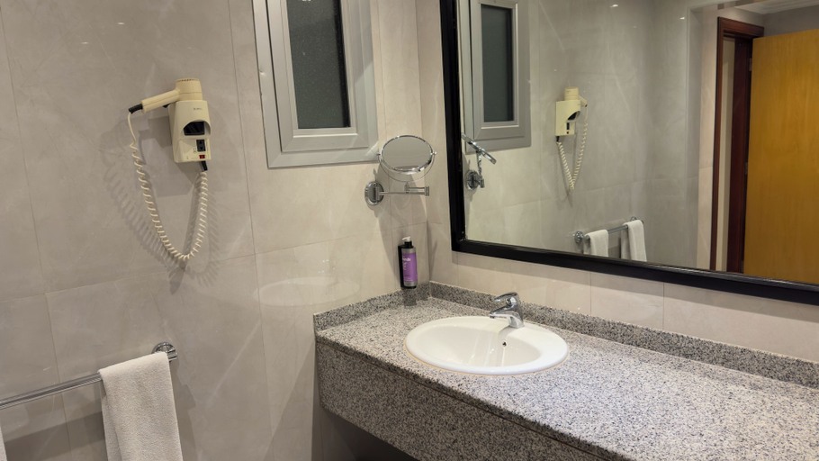 Bathroom 5, Villaggio Hotel Abu Dhabi, Abu Dhabi City