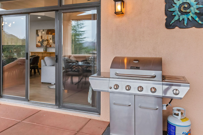 BBQ/picnic area, 5 Bed 3 Bath Uptown Sedona-game Room-sauna-cold Plunge-jacuzzi-gym, Coconino