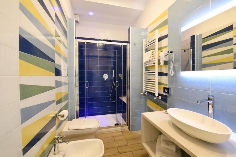 Bathroom 5, Sorrento Rooms Deluxe, Napoli