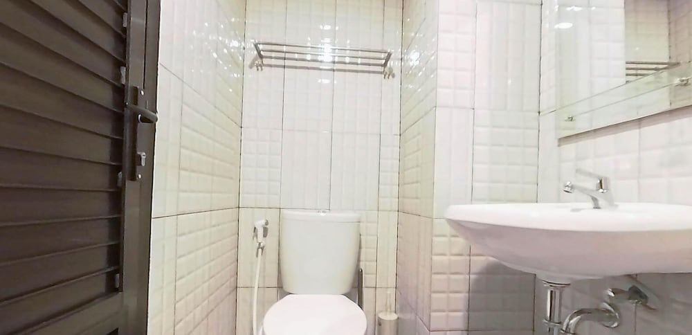 Bathroom 2, Cozy Stay Studio At De Prima Apartment, Medan