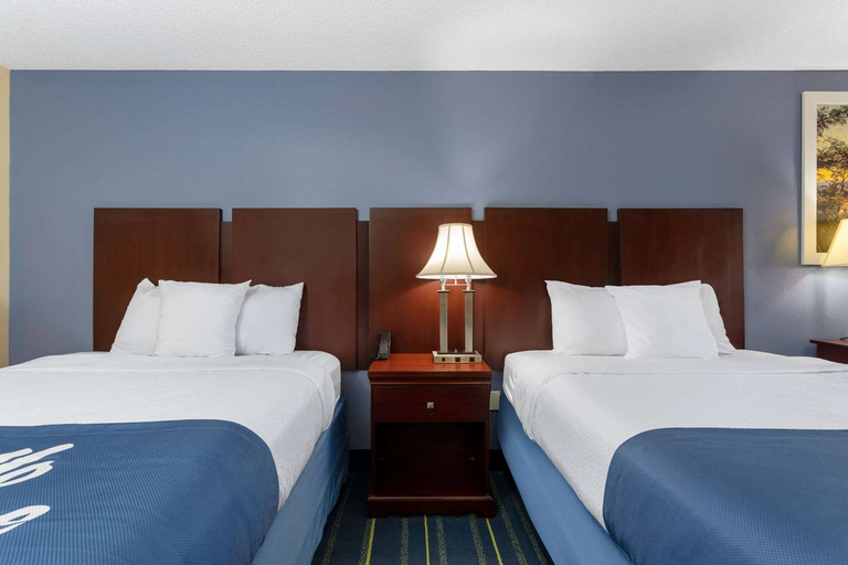 Bedroom 2, Days Inn by Wyndham Chipley, Washington