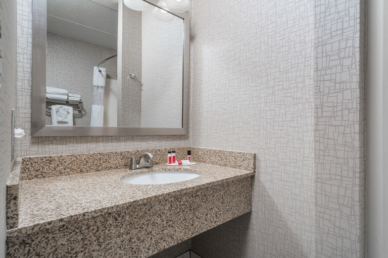 Bathroom 4, Days Hotel By Wyndham University Ave Se, Hennepin
