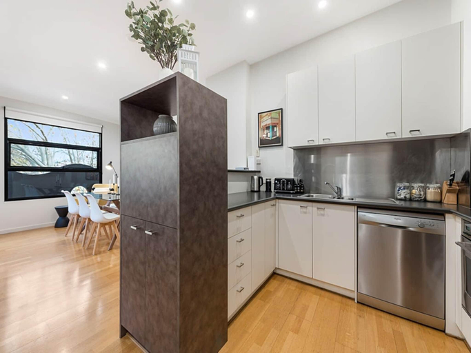 Others 5, Beautiful 2-Storey Unit with Balcony near Smith St, Melbourne