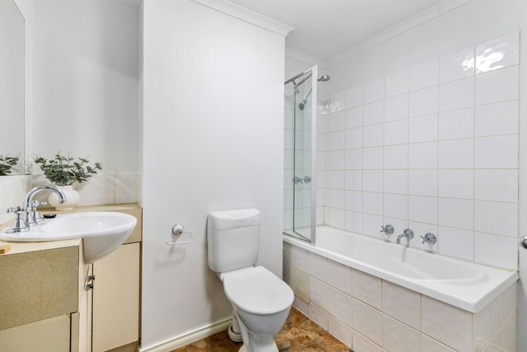 Bathroom 5, Chic 2-bed Apartment Near Albert Park, Melbourne