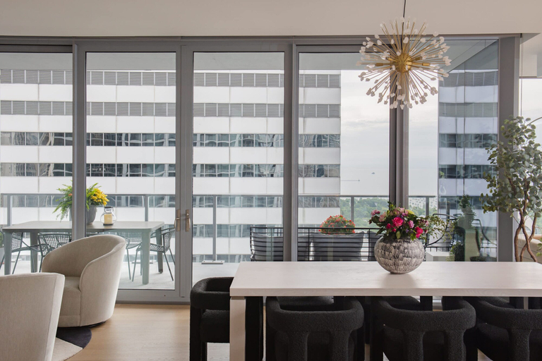 Room 4, Luxury Downtown PH Bean Lake Views, Cook