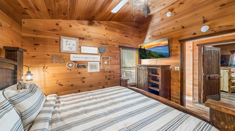Room 2, Luxury Cabin With Mountain Views Pigeon Forge, Sevier