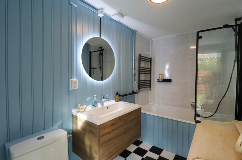 Bathroom 5, Beautifully Renovated House in Noordwijkerhout, Noordwijk