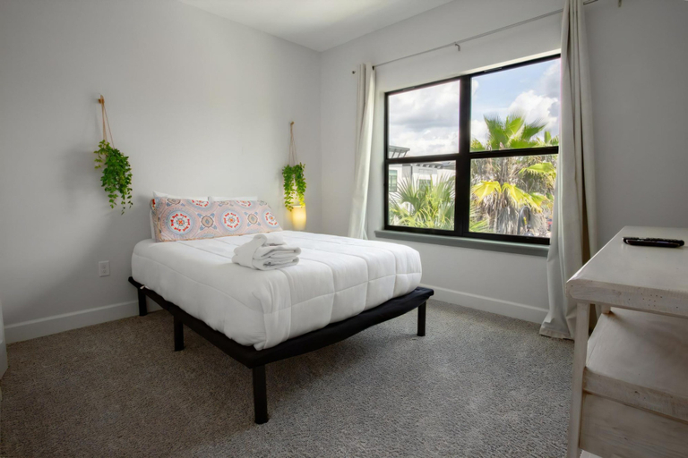 Room 5, Townhome- 4Bd - Close To Parks Shops, Polk