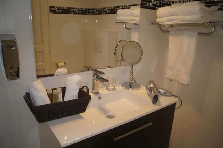 Bathroom 4, Hotel Regina Montmartre, Paris
