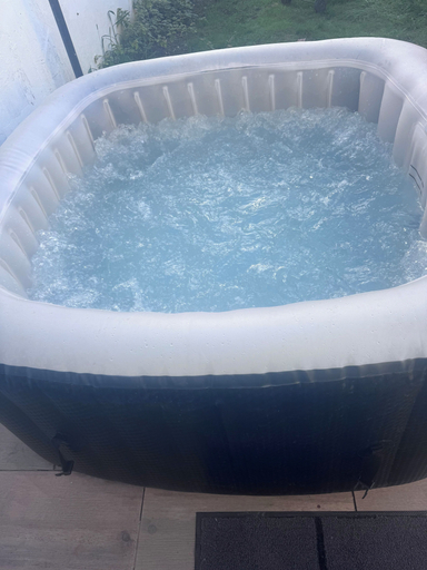 Indoor spa tub, Family Friendly Suite à Tourcoing, Nord
