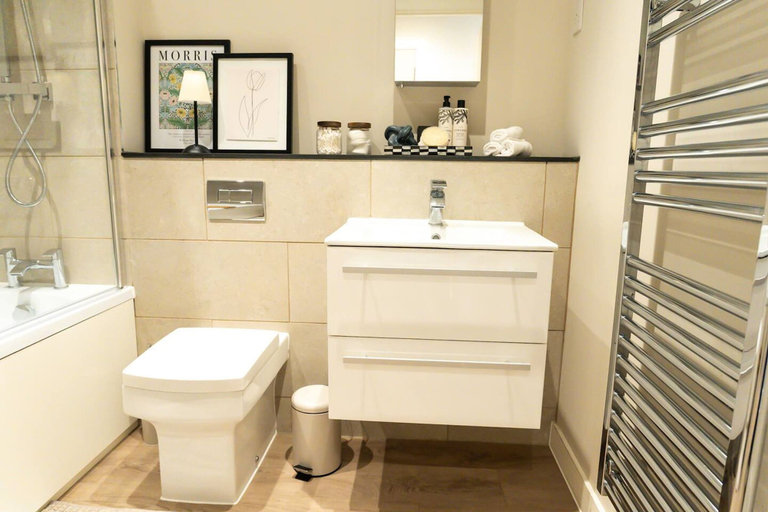 Room 4, Cardiff Bay Free Parking Wifi Great Loc, Cardiff