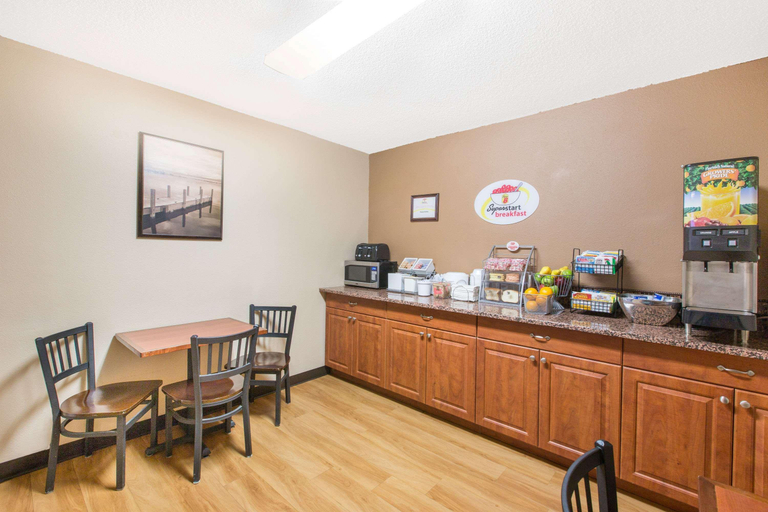 Food & Drinks, Super 8 by Wyndham Fairmont, Martin