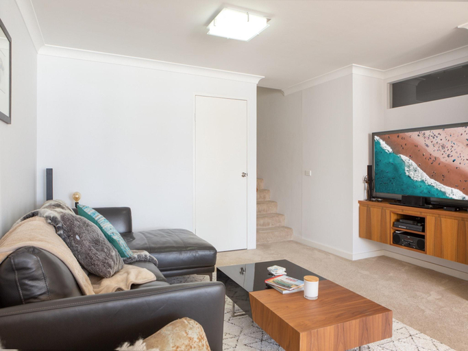2, Beachfront Manly Apartment With Balcony & Parking, Sydney