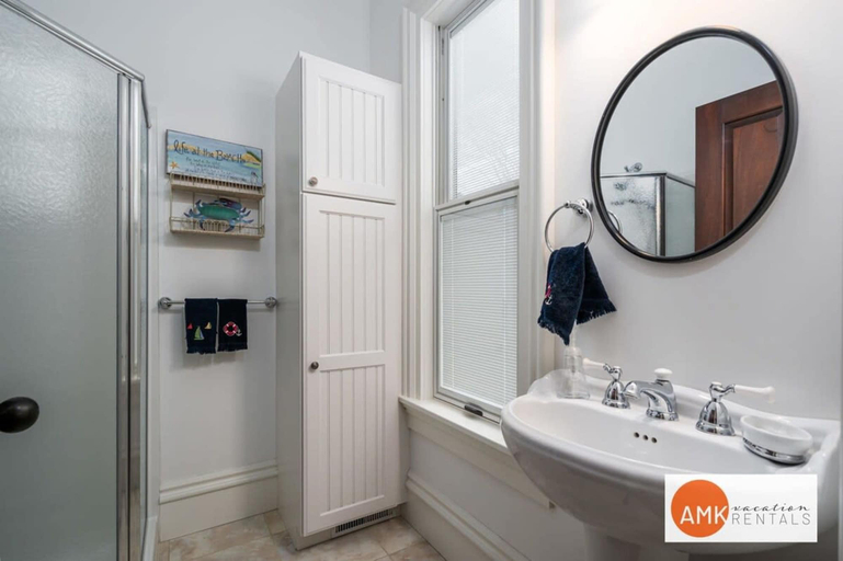 Bathroom 4, Haven on Howard - Monthly Booking Great Location, Ottawa