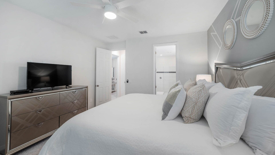 Room 3, Solara Resort 5 Bedroom Home with Pool + Game Room 5 Home, Osceola